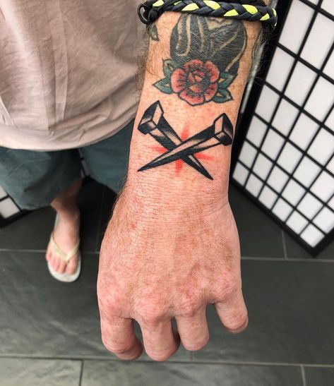 Traditional Tattoo Cross, Traditional Tattoo Wrist, Traditional Tattoo Man, Traditional Black Tattoo, Traditional Tattoo Old School, Wrist Tattoo Designs, Pola Tato, Army Tattoos, Tattoo Background