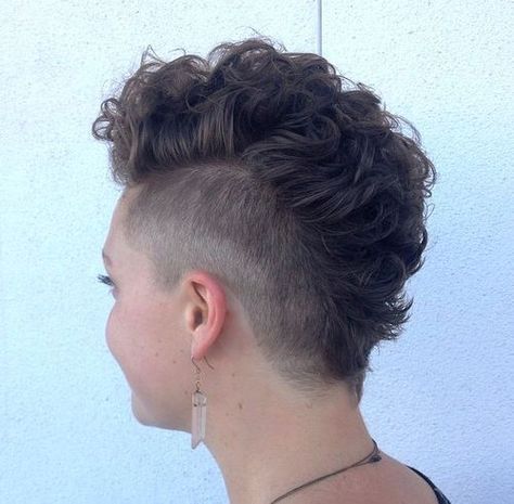 mohawk+haircut+for+women Mohawk Hairstyles For Girls, Girl Mohawk, Short Hair Mohawk, Curly Mohawk Hairstyles, Short Mohawk, Mohawk Haircut, Curly Mohawk, Mohawks, Mohawk Hairstyles