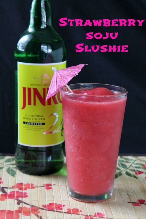 Sweet and lethal, this Strawberry Soju Slushie will definitely keep you cool. Strawberry Soju, Soju Recipes, Soju Drinks, Soju Cocktail, Kitchen Magick, Korean Drinks, Strawberry Drinks, Shake N Bake, My Notes