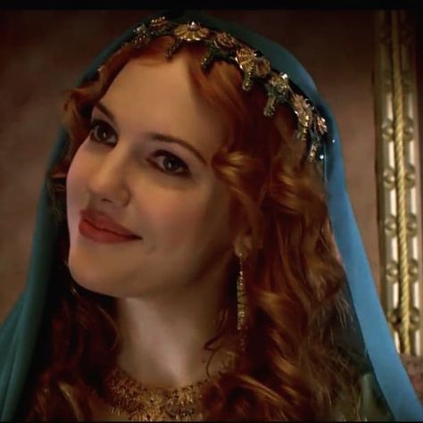 Hurrem Hairstyle, Ulzzang Hair, Meryem Uzerli, Medieval Aesthetic, Happy New Year Wallpaper, Hurrem Sultan, Hair Scarf Styles, Pakistani Wedding Outfits, Afghan Dresses