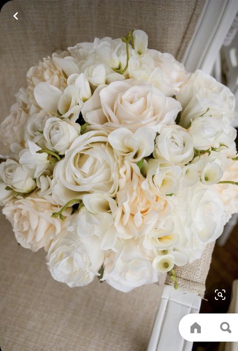 Wedding Bouquets Champagne, Wedding Bouquet Champagne, Cream Wedding Bouquet, Luxury Champagne, Champagne Flowers, Summer Wedding Bouquets, Champagne Dress, Dream Wedding Venues, Cream Wedding