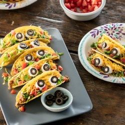 Monster-Eye Tacos - Allrecipes.com Halloween Tacos, Tacos Ideas, Halloween Dinners, Halloween Party Recipes, Pumpkin Deviled Eggs, Optometrist Office, Mummy Hot Dogs, Easy Halloween Party Food, Spiced Popcorn