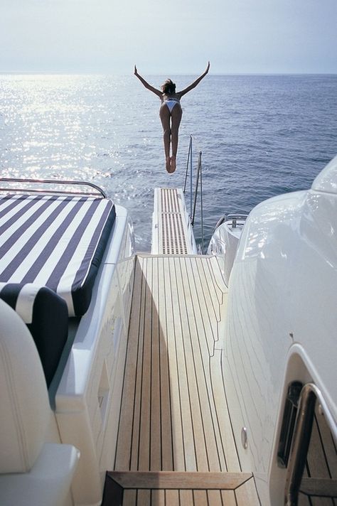 Yoga Retreats, Yacht Life, Slim Aarons, Foto Tips, Yacht Design, Vacation Packages, Luxury Yachts, 인물 사진, Catamaran