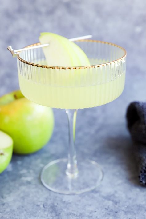 Apple Recipes For Fall, Apple Cocktail Recipes, Fresh Apple Juice, Apple Martini Recipe, Sweet Martini, Pear Martini, Apple Pucker, Fall Apple Recipes, Apple Cocktail