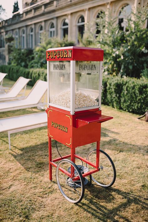 Retro Popcorn Machine, Outdoor Popcorn Machine, Popcorn Machine At Wedding, Popcorn Cart Wedding, Popcorn Machine Aesthetic, Popcorn Machine Wedding, Wedding Popcorn Machine, Vintage Popcorn Machine, Retro Popcorn