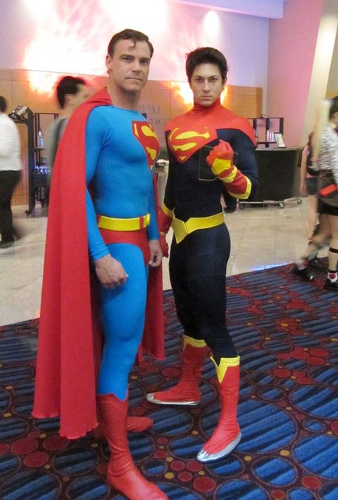 Superman Family. View more EPIC cosplay at http://pinterest.com/SuburbanFandom/cosplay/ Cool Superhero Costumes, Gay Costume, Superman Suit, Superman Film, Superman Cosplay, Comic Costume, Superman Gifts, Superman Costumes, Superman Family