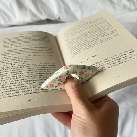 Thumb page book holders launching at 4pm on Etsy 📖💕 #bookclub #fantasybook #romancebooks #booklover #etsyshop #smallbusiness Cute Clay Ideas Useful, Thumb Page Holder, Book Thumb Holder, Air Dry Clay Book Holder, Book Page Holder Diy, Clay Page Holder, Ceramic Book Holder, Clay Book Holder, Ceramic Bookmark