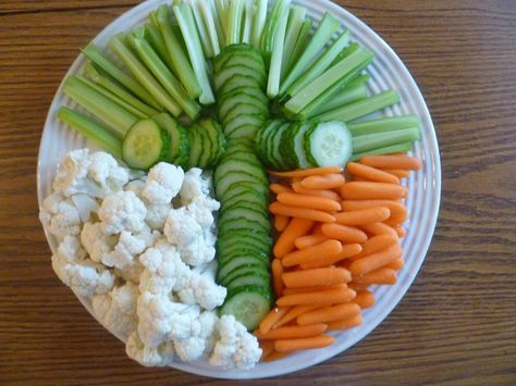 Baptism Food, Easter Vegetables, Decoration Communion, Easter Appetizers, Easter Snacks, Vegetable Platter, Tray Ideas, Veggie Tray, Baptism Party