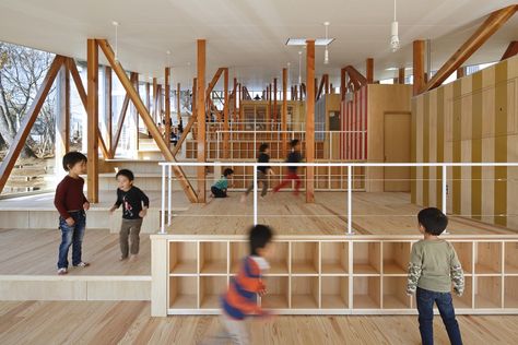 Hakusui Nursery School / Yamazaki Kentaro Design Workshop Playgrounds Architecture, Kindergarten Classrooms, Kindergarten Design, Wooden Architecture, Design Workshop, School Playground, Workshop Design, Casa Patio, Nursery School