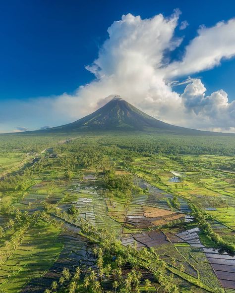 The Philippines 🇵🇭 on Instagram: “Mayon Volcano stands over the farm fields of Legazpi from @jayjallorina_” Volcano In Philippines, Mt Mayon, Philippines Destinations, Mayon Volcano, Mundane Life, Green Nature Wallpaper, Farm Fields, Siargao Island, Floating Architecture