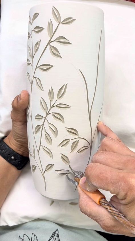 Intricate Ceramic Design, Clay Vases Pottery Design, Ceramic Vase Carving, Carved Vases Pottery, Carving Clay Ideas, Textured Vases Ceramic Art, Carved Pottery Vase, Carving On Pottery, Ceramic Vase Design Ideas