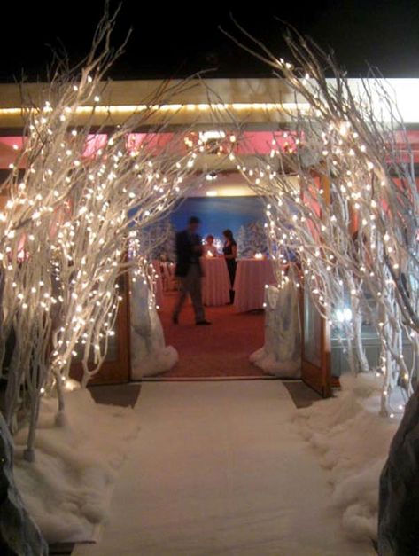 Winter Wonderland Archway Diy, Winter Wonderland Entryway, Winter Prom Theme, Winter Wonderland Christmas Outdoor, Winterland Birthday Party, Winter Wonderland Quince, Casino Christmas, Winter Wonderland Ball, Schnee Party