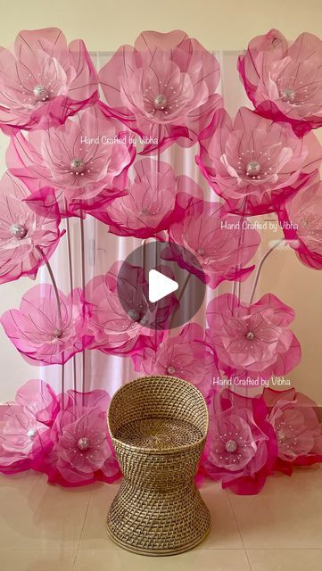 Organza Crafts Ideas, Organza Flower Decor, Diy Giant Organza Flowers, Giant Flower Decoration, Organza Flowers How To Make, Giant Organza Flowers, Organza Flowers Diy, Giant Flowers Wedding, Giant Flower Backdrop