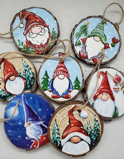 Christmas Ornaments On Wood, Decoracion Navidad Diy, Wood Slice Christmas Ornaments, Wood Slice Christmas, Christmas Ornaments Personalized, Painted Ornament, Ornaments Personalized, Painted Christmas Ornaments, Wood Christmas Ornaments