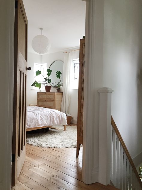 Bedroom Wooden Floor Ideas, Bedroom Wooden Floor Rug, Bedrooms With Floorboards, White Spare Bedroom Ideas, White Bedroom Wooden Floor, Original Floorboards Bedroom, White Wooden Floor Bedroom, Wooden Floorboards Bedroom, White Floorboards Bedroom