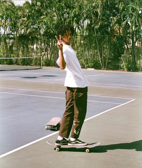 Black Surfer Aesthetic, Surfer Guys Outfit, Japanese Skater Style, Earthy Boy Aesthetic, Skater Guy Aesthetic, Artsy Boy Aesthetic, Black Skater Boys, Surfer Guy Style, Surfer Boys Style