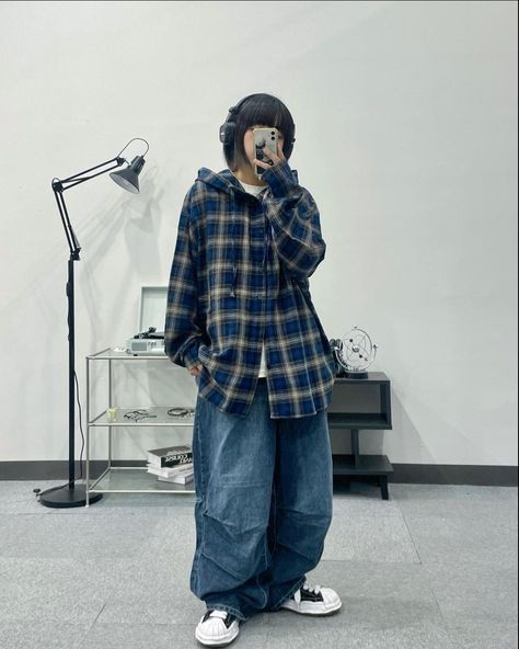 Baggy Simple Outfits, Baggy Collared Shirt Outfit, Flannel And Baggy Jeans Outfit, Baggy Business Casual, Classy Masc Outfits, Baggy Jean Jacket Outfits, Baggy Women Outfits, Flannel Shirt Outfit Grunge, Baggy Cardigan Outfit