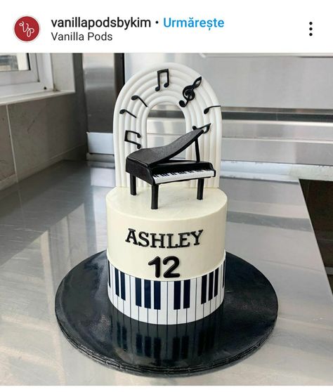 Piano Cake Design, Piano Cake Ideas, Piano Birthday Cake, Cake Piano, Music Cake Ideas, Music Note Cake, Boy Communion Cake, Piano Cake, Music Themed Cakes