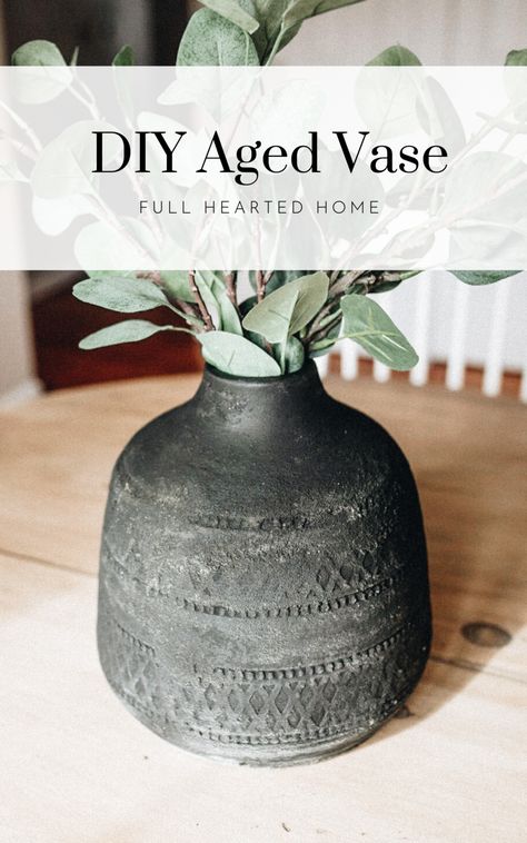 DIY Aged Vase | Vase/pot makeover, spray painting vase | Full Hearted Home Aged Vase, Pot Makeover, Vase Tutorial, Diy Painted Vases, Black Spray Paint, Diy Bricolage, Diy Pottery, Painted Vases, Diy Vase