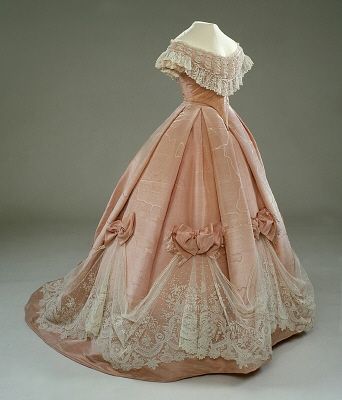 http://madameberg.blogspot.com/2011/12/museum-goodies.html Istoria Modei, Hoop Dress, Interlaken Switzerland, 1800s Fashion, 19th Century Fashion, Interlaken, Old Dresses, Victorian Clothing, Antique Dress