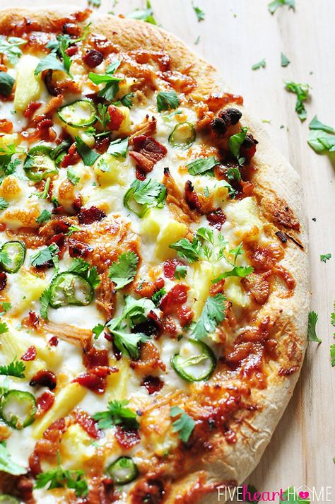 Looking for unusual Pizza topping ideas?? It’s Friday night and that usually means PIZZA! We’re big fans of pepperoni or carnivore’s delight, but Jalapeño Pineapple, Pizza With Bacon, Pork Pizza, Pulled Pork Pizza, Pizza Vegana, Creative Pizza, Healthy Pizza Recipes, Unique Pizza, Pizza Ideas