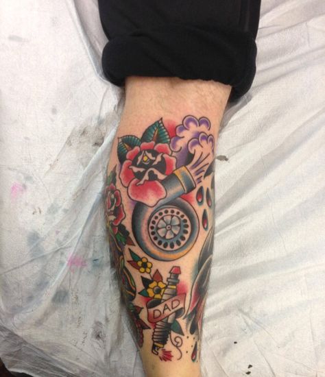 Badass tat i saw. Floral & car parts American Traditional Mechanic Tattoo, Petrolhead Tattoo, Traditional Mechanic Tattoo, Turbo Tattoo Design, Mechanics Tattoo, Traditional Tattoo On Leg, Spark Plug Tattoo, Turbo Tattoo, Plug Tattoo