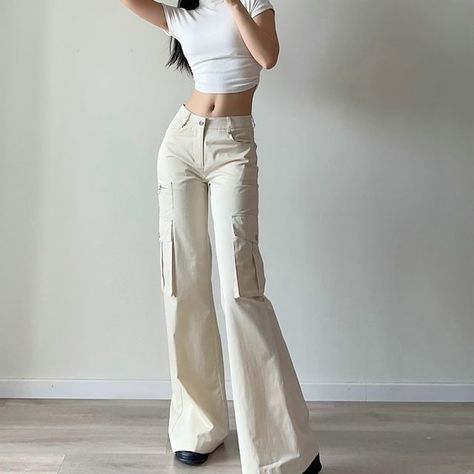 Bell Bottom Cargo Pants, Flared Cargo Pants Outfit, Flare Cargo Pants Outfit, Outfit Design Ideas, Flared Cargo Pants, Flare Outfits, Flare Cargo Pants, Cargo Jeans Outfit, Real Christmas