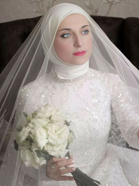 Bride Dress Hijab, Wedding Dresses Elegant Classy, Modest Bridal Dresses, Bridal Hijab Styles, Wedding Hijab Styles, Extravagant Wedding Dresses, Muslimah Wedding, Bride Dress Simple, Hijab Wedding Dresses