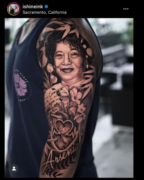 Arm Tattoo Photography, Upper Arm Portrait Tattoo, Mother Portrait Tattoo, Grandma Portrait Tattoo, Family Sleeve Tattoo Ideas For Women, Grandma Tattoo For Men, Mom Portrait Tattoo, Memorial Portrait Tattoo, Rest In Peace Tattoos