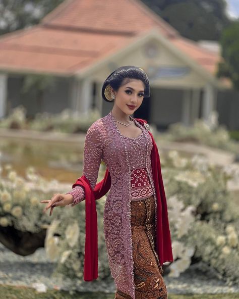 Style Wisuda, Kebaya Pink, Bridesmaid Kebaya, Kebaya Jawa, Renda Kebaya, Outfit Ideas Muslim, Indonesia Traditional, Kebaya Lace, Model Kebaya Modern