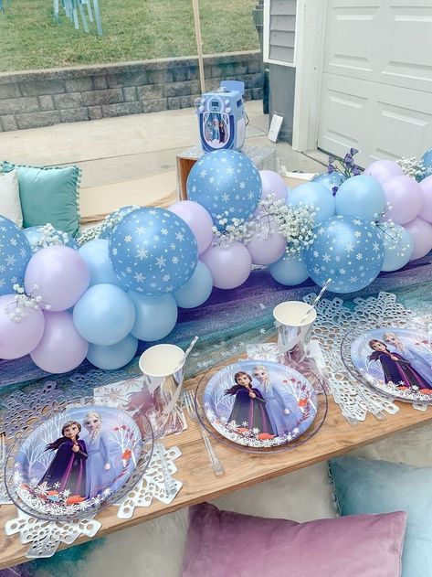 Disney Frozen Theme Party, Disney Frozen Party Decorations, Frozen Party Outdoor, Diy Elsa Birthday Party, Frozen Birthday Table Setting, 5th Frozen Birthday Party, 2 Year Frozen Party, Frozen Garden Party, Frozen Party Outfit