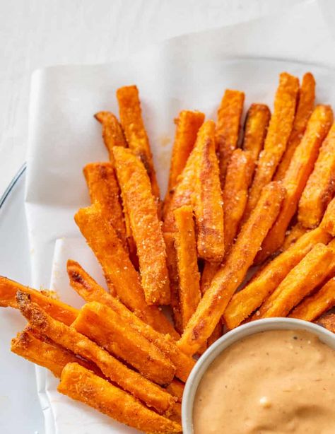 Fries Homemade, Good Sweet Potato Recipe, Homemade Sweet Potato Fries, Sweet Potato Fries Recipe, Yam Fries, Making Sweet Potato Fries, Frozen Sweet Potato Fries, Sweet Fries, Crispy Sweet Potato Fries