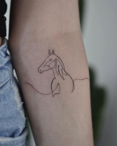 Small Horse Tattoo, Horse Tattoo Design, Cowgirl Tattoos, Cowboy Tattoos, Tato Lengan, Back Tattoos For Guys, Shoulder Tattoos For Women, Horse Tattoo, Line Art Tattoos