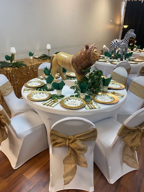 Safari Birthday Centerpiece Ideas, Safari Table Decorations Jungle Theme Birthday Party Ideas, Safari Birthday Party Table Set Up, Safari Cake Table Ideas, Safari Theme Centerpieces Diy, Safari Baby Shower Table Setting, Bapteme Jungle Safari, Safari Baby Shower Table Decor, Jungle Centerpieces Ideas