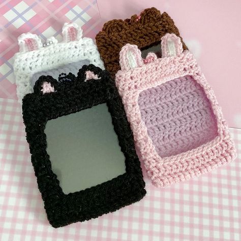 ☆･ ｡ crochet pc holders ♡.◦! i’ve been wanting to add photocard holders to my shop for a while now, and i found the perfect way to combine… | Instagram Crochet Photocard Holder, Crochet Card Pouch, Photocard Holder, Crochet Mignon, Pouch Tutorial, Crochet Pouch, Card Pouch, Kawaii Crochet, Crochet Simple