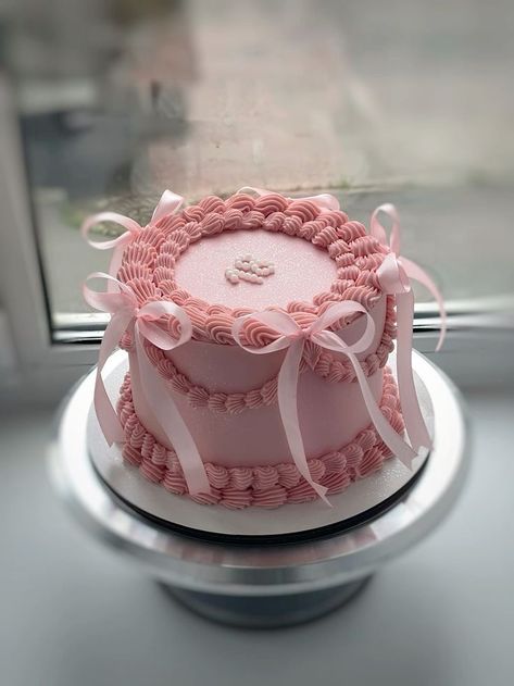 Small Vintage Cake, Vintage Birthday Cake Aesthetic, Vintage Bento Cake, Sweet 17 Birthday Cake, Tort Aesthetic, Cakes Aesthetic Vintage, Aesthetic Bday Cake, Torte Aesthetic, Pink Birthday Cake Aesthetic