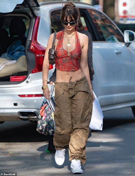 Em Rata Outfits, Top And Baggy Pants, Emily Ratajkowski Style Street, Emrata Outfits, Emrata Style, Friends In New York, Em Rata Style, Emily Ratajkowski Outfits, Low Waisted Pants