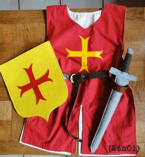 Knight Costume For Kids, Costume Chevalier, Narnia Costumes, Knight Birthday Party, Soldier Costume, Pretend Play Costumes, Knight Party, Medieval Party, Knight Costume