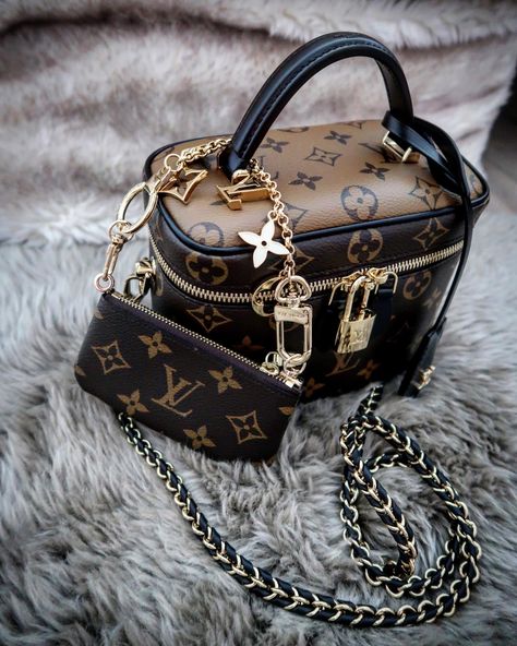 Louis Vuitton Vanity, Lv Crossbody Bag, Louis Vuttion, Luxury Bags Collection, Goyard Bag, Hot Bags, Luxury Purses, Fancy Bags, Louis Vuitton Accessories