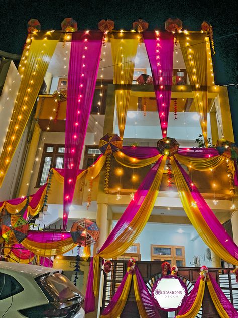 Shadi Wala Ghar Decoration, Shadi House Decoration, House Decoration Ideas For Wedding, Shaadi House Decor, Wedding House Entrance Decor, Haldi House Decoration, House Decor Wedding Indian, House Decor For Wedding Indian, Haldi Home Decoration