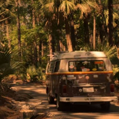 Aesthetic Van Life Pictures, Indie Roadtrip Aesthetic, Hippy Van Aesthetic, Van Life Vintage, Traveling In A Van Aesthetic, 70s Nature Aesthetic, Van Life Volkswagen, Old Van Aesthetic, Trailer Life Aesthetic