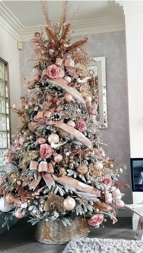 Pink And White Christmas Tree, Classy Christmas Tree, Modern Christmas Decor Ideas, Pink And White Christmas, Pink Christmas Tree Decorations, Glam Christmas Tree, Rose Gold Christmas Decorations, Rose Gold Christmas Tree, Classy Christmas Decor