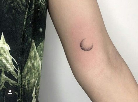 Hand Full Tattoo Women, Mini Full Moon Tattoo, Bum Tattoo Women, Women's Back Tattoos, Luna Tattoo, Pisces Tattoo Designs, Minimal Tattoo Ideas, Full Moon Tattoo, Elements Tattoo