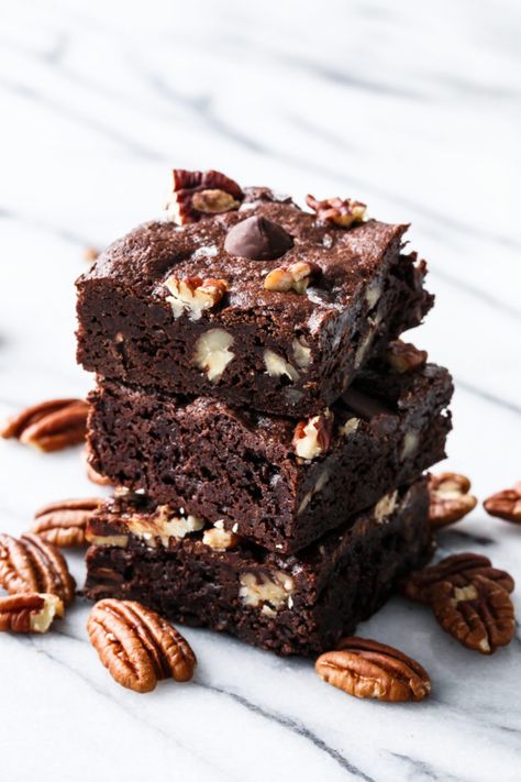 Bourbon Pecan Fudge Brownies | Love and Olive Oil Pecan Fudge, Pecan Brownies, Pecan Desserts, Crunchy Pecans, Köstliche Desserts, Fudge Brownies, Brownie Bar, Food Cakes, Chocolate Brownies