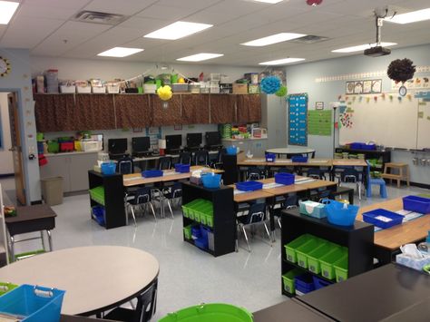 Classroom Desk Layout Elementary, 2nd Grade Classroom Setup Desks, Classroom Setup Desks, 2nd Grade Classroom Setup, Big Classroom, Classroom Seating Arrangements, Classroom Arrangement, Classroom Organization Elementary, Classroom Goals