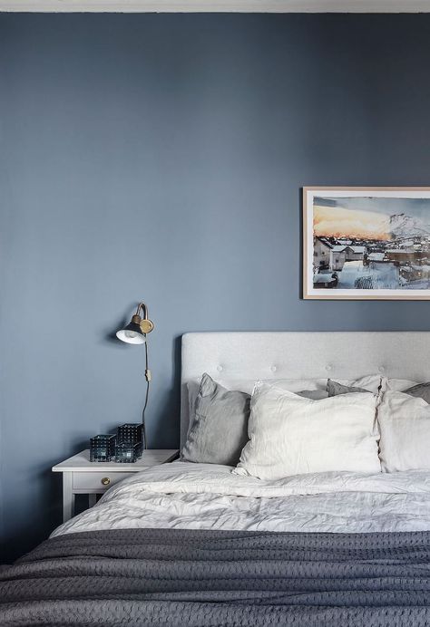 via Coco Lapine Design blog Bedrooms With Blue Walls, Muted Blue Paint, White And Grey Bedding, Bedroom In Blue, Blue And Cream Bedroom, Grey And White Bedding, Blue Gray Bedroom, Dark Blue Bedrooms, Grey Wall Color