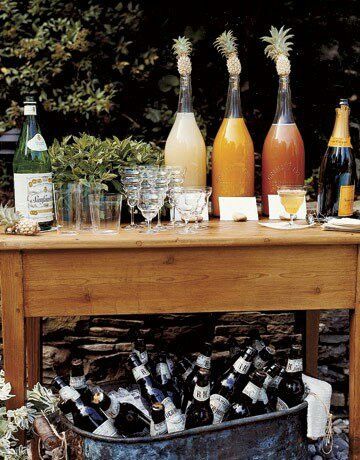 champagne cocktail bar Outdoor Mimosa Bar, Outdoor Drink Table, Drink Table Ideas, Drinks Buffet, Drink Buffet, Beverage Bars, Bellini Bar, Pineapple Wine, Drink Stations