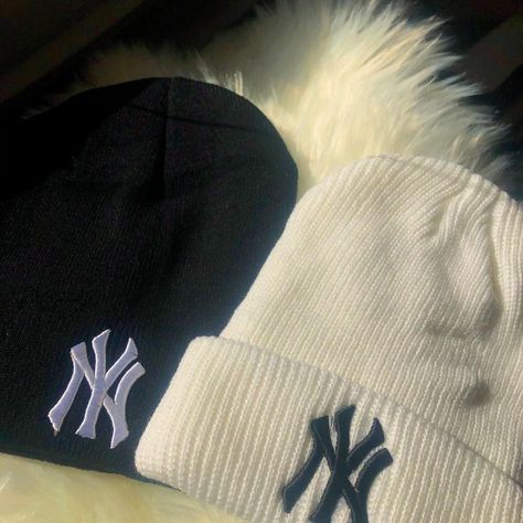 Beanies Aesthetic, Ny Hats, Cute Winter Fits, Summer Swag Outfits, Long Sleeve Shirt Outfits, New Era Beanie, Custom Fitted Hats, Cool Beanies, Beanie Outfit