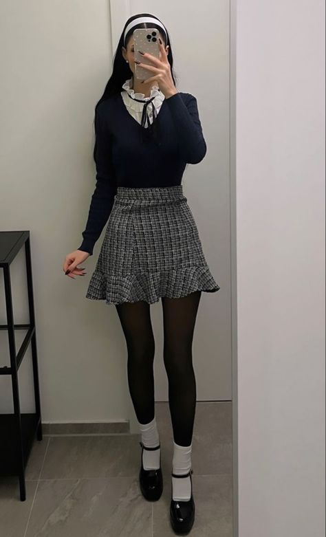 2000 Preppy Outfits, Elegant Back To School Outfits, Simple Academia Outfit, Old School Preppy Outfits, Kawaii Office Outfit, Rich Teen Outfits, Popular Outfits For School, Academic Outfits Women, Black And White Classy Outfits