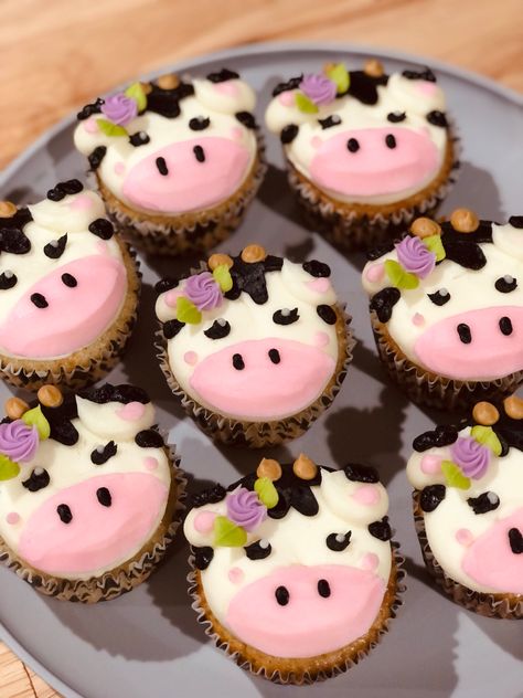 Cow Cupcakes Ideas, Cow Cupcake Cake, Cow Print Cupcakes, Cupcake Animals, Farm Cupcakes, Cupcake Board, Cow Print Birthday, Cow Cupcakes, Barn Cake